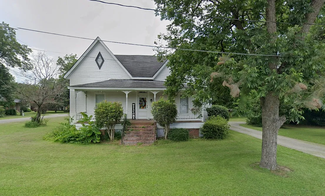 482 Wood Ave — Photo 1