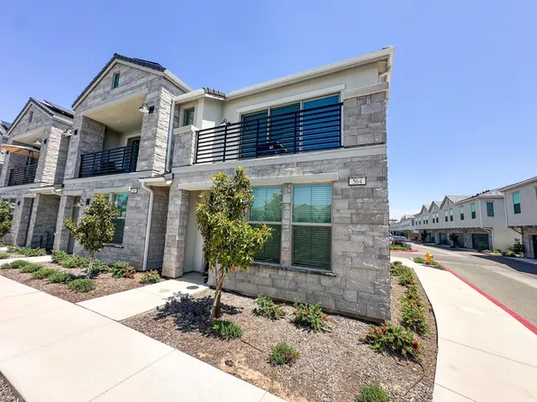 564 N Chapel Hill Ln, Clovis, CA 93611
