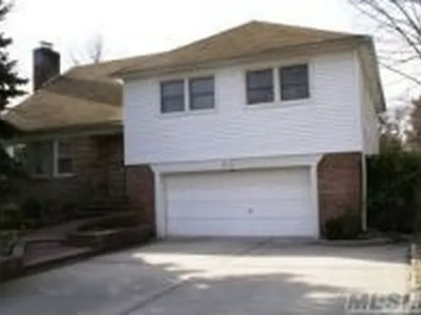 49 Middlecamp Rd, Westbury, NY 11590