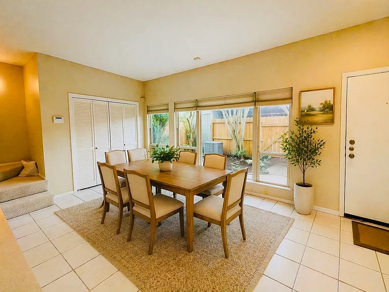 2nd Living Room/ Formal Dinning/Play Room