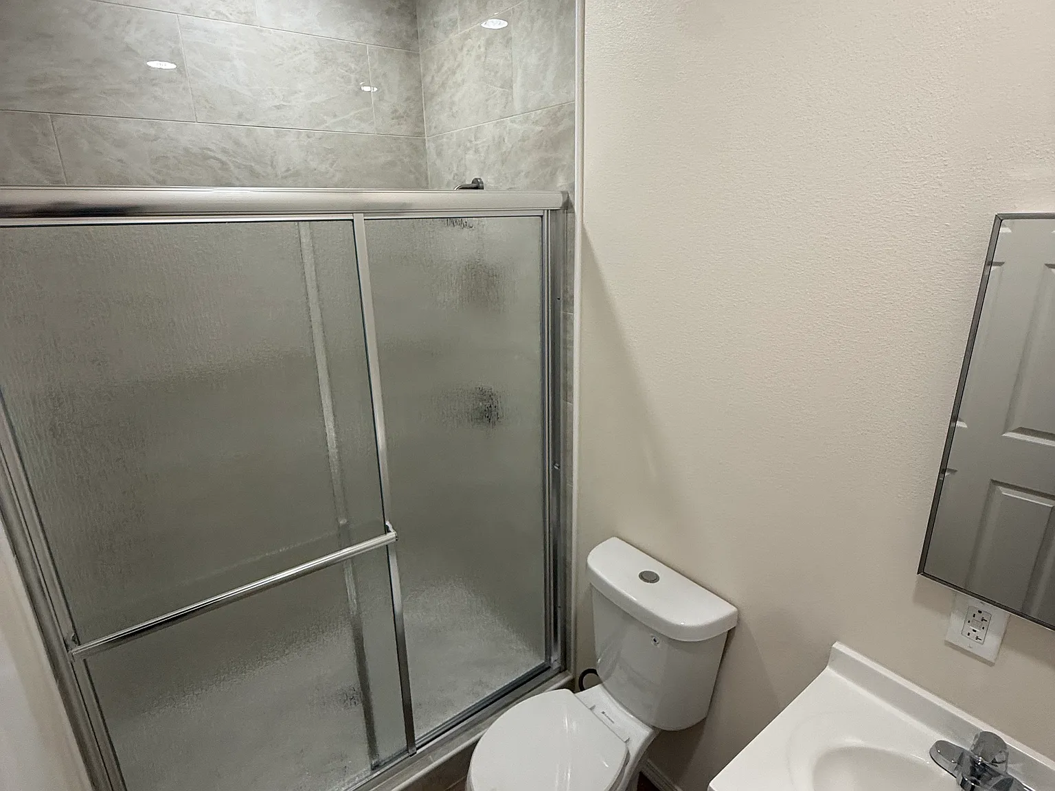7 bed, 3282 sqft, $1,300 — Photo 2