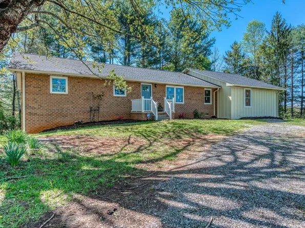 677 Summit Dr, Jonesborough, TN 37659