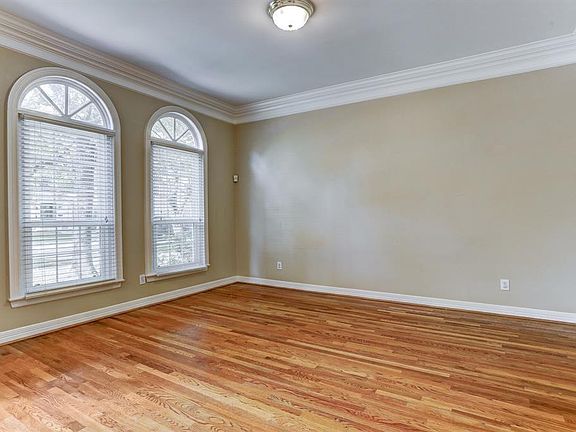 4th image of 3919 Southwestern St
