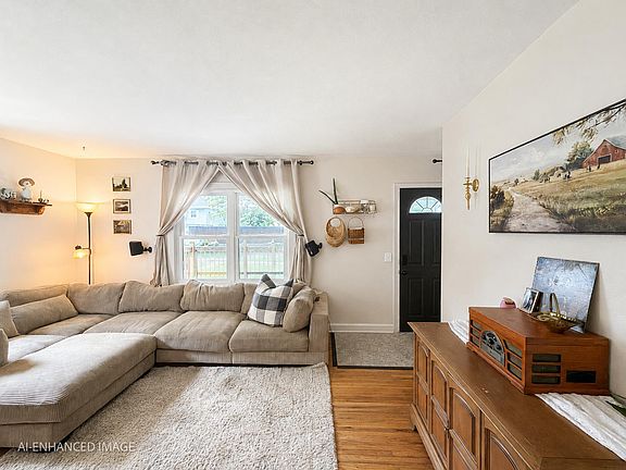 3rd image of 608 Pine St