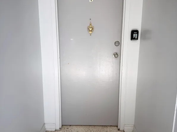 438 Kerr St #1, Oakville, ON L6K 3C4