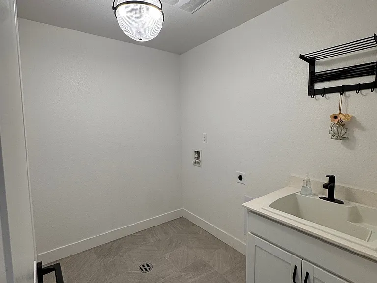 1710 Westport Ave — Photo 27
