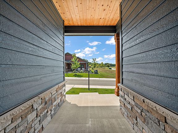 3rd image of 3001 Forestside Ln