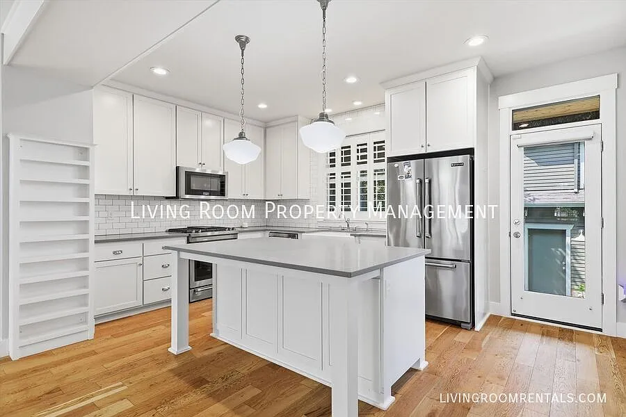 Timeless Concordia Craftsman | 4br+/3.5ba + Adu + Detached Two-Car Garage W/Studio Space — Photo 4