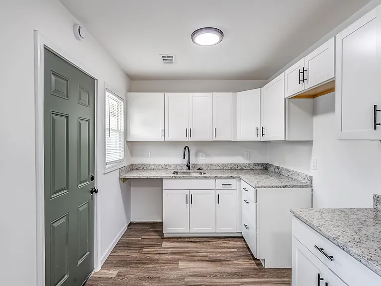 405 W Brooks Rd — Photo 8