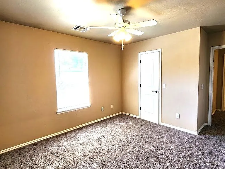13705 & 13707 Oxford Dr — Photo 32