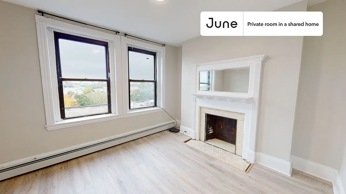Queen bedroom in 4 bed/1 bath home in Allston #1421 B — Photo 2
