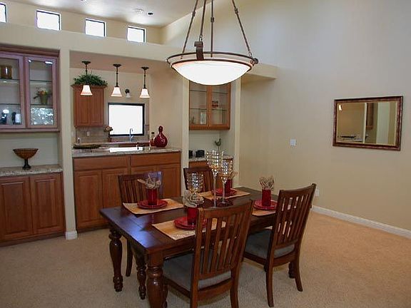 Dining with with pass throught to kitchan