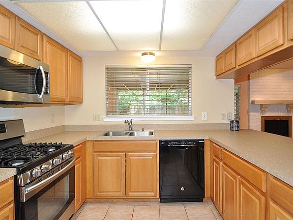 4th image of 3211 Holly Green Dr