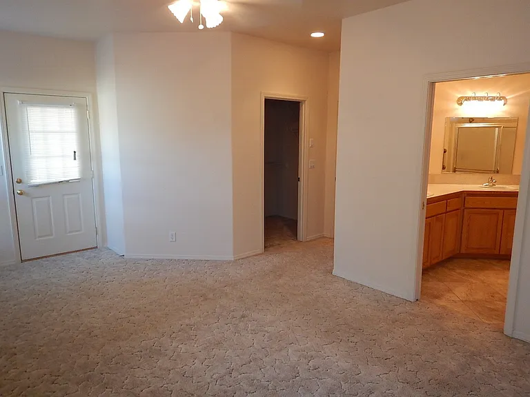 715 NE Fieldstone Ct — Photo 5