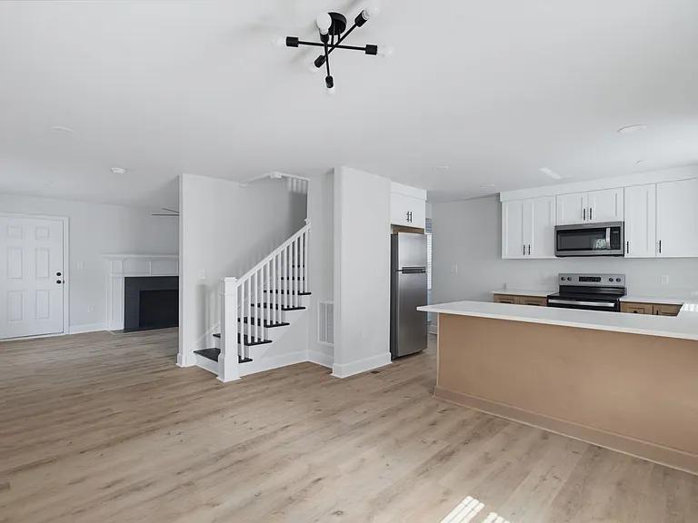 1370 Seminole Dr — Photo 5
