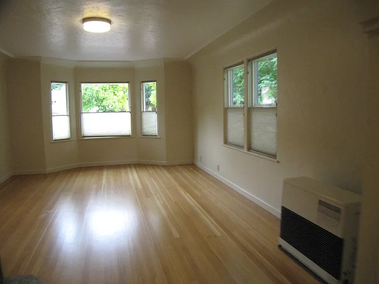310 E Lake St — Photo 6