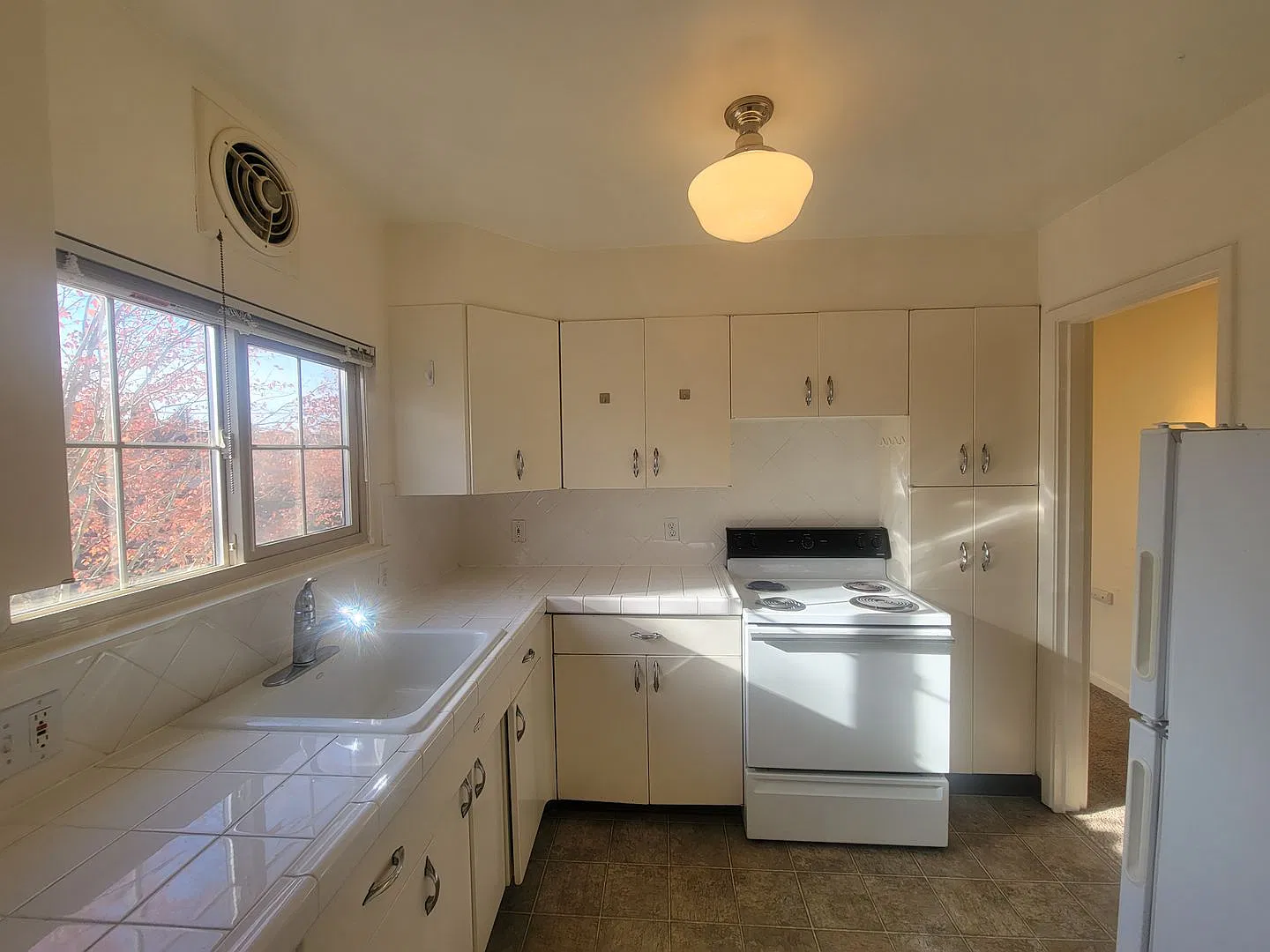 A0131 - Claremont Apartments — Photo 2