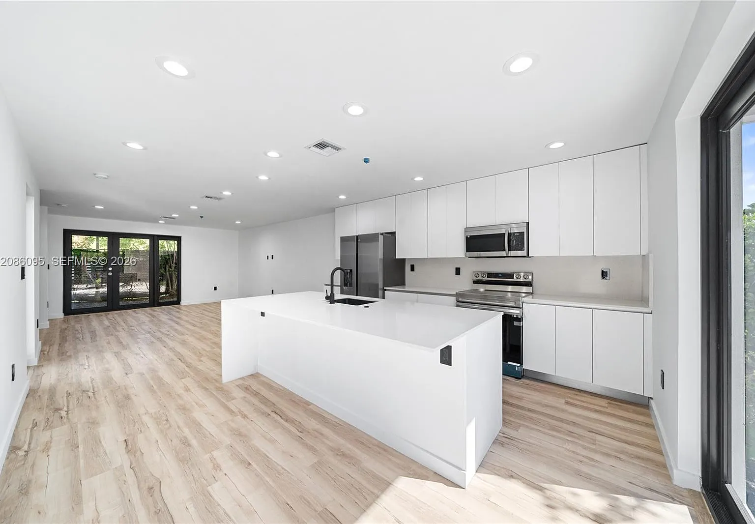 3 bed, 2.5 bath, 1548 sqft, $5,000 — Photo 3