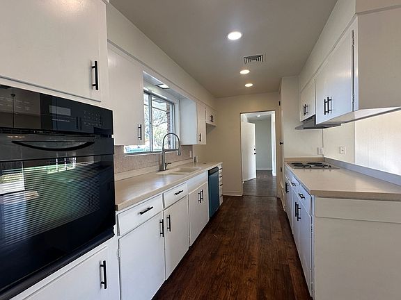 5th image of 425 Parade Dr