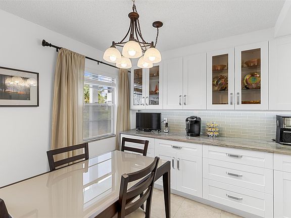 2nd image of 210 Oakridge N #210