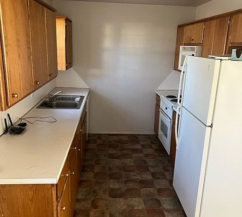 Kitchen (Fridge, Stove, Microwave)