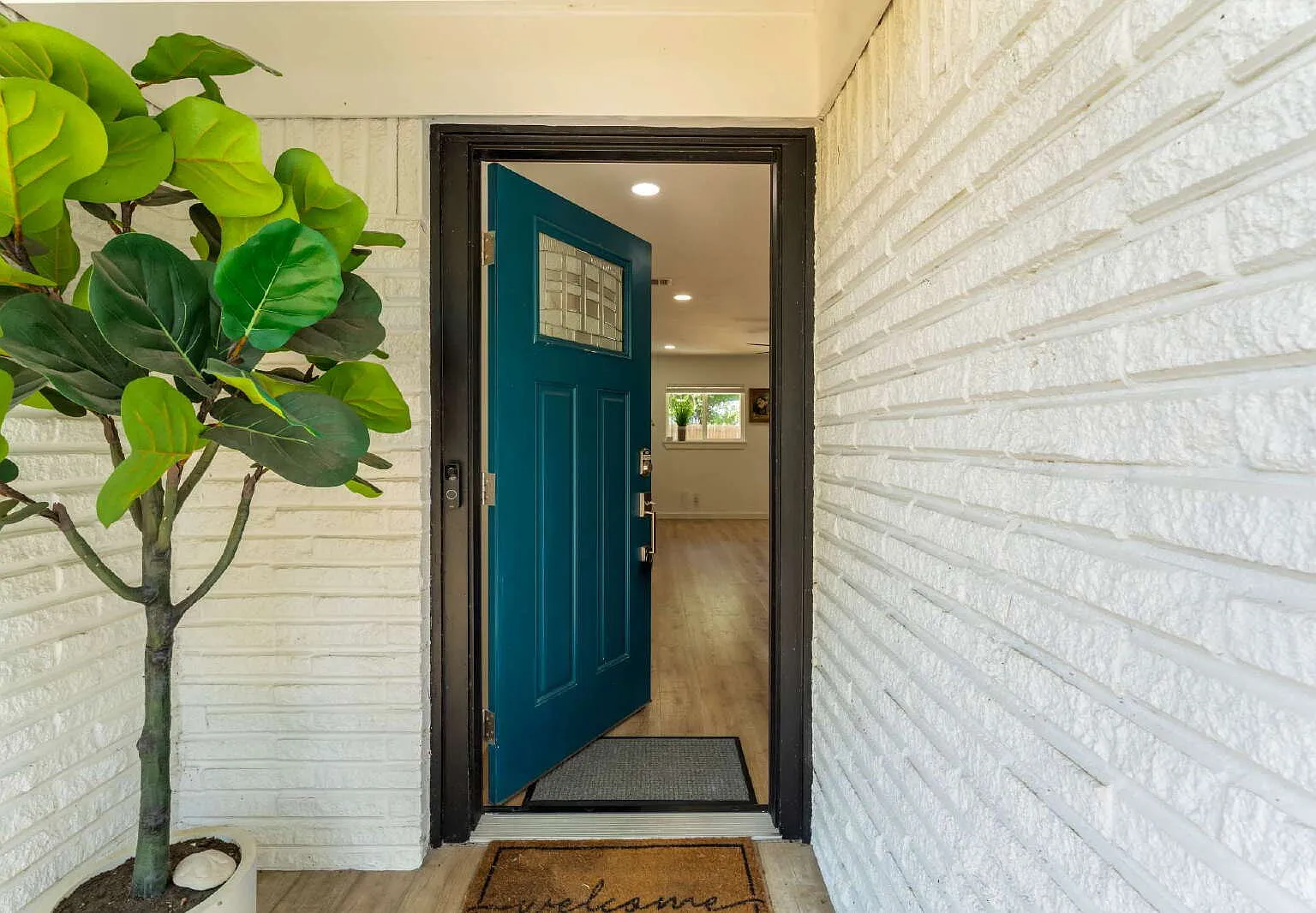 3 bed, 2.0 bath, 1310 sqft, $3,500 — Photo 4