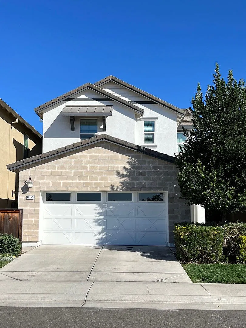 Clean 3 Bedroom 2-1/2 Bathroom Bi-Level Sacramento Home For Lease — Photo 1