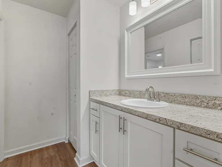 2900 Woodrich Dr #202 — Photo 9