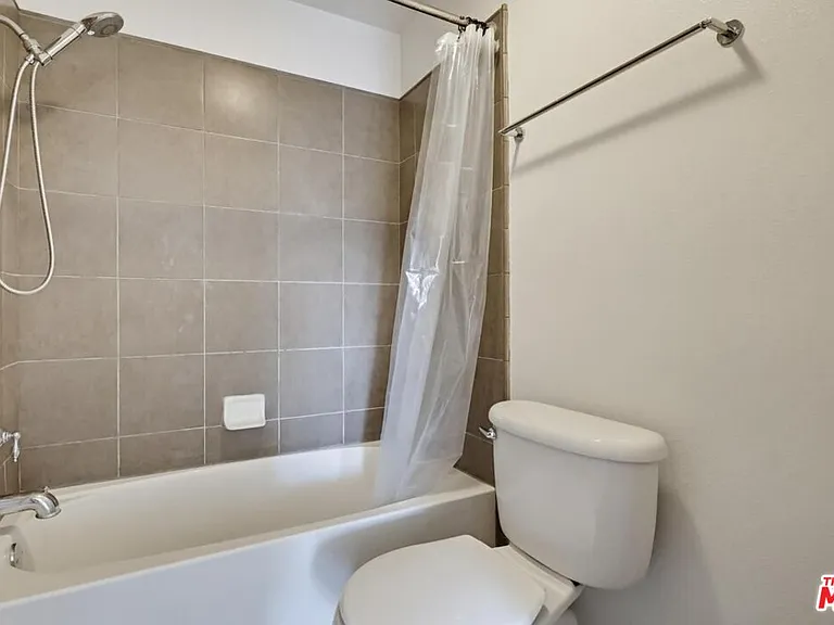 7320 Hawthorn Ave #203 — Photo 23