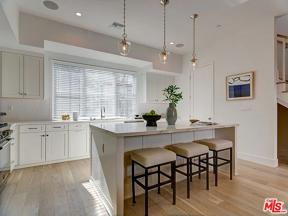 4 bed, 6.0 bath, 3000 sqft, $15,944 — Photo 3