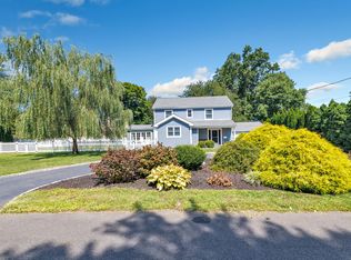 26 Bonheur Rd, Trumbull, CT 06611