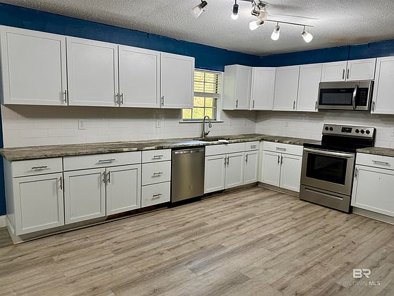 4th image of 46113 Sunset Dr
