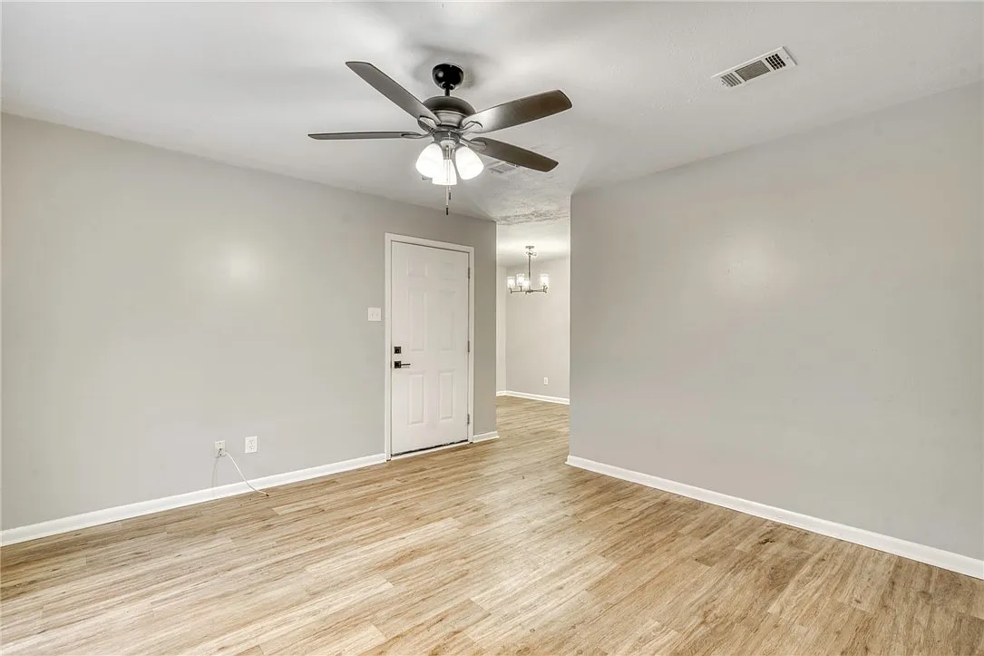 2 bed, 900 sqft, $1,200 — Photo 3