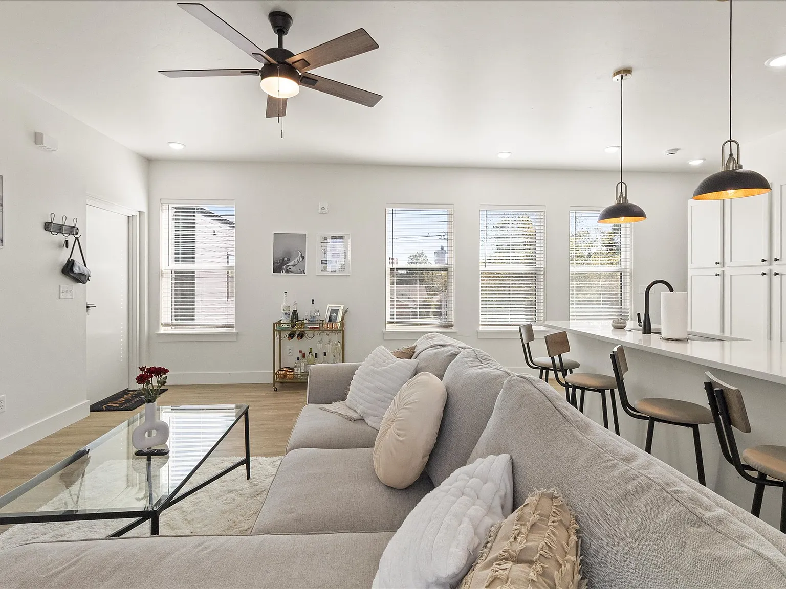 6 bed, 2800 sqft, $8,670 — Photo 3