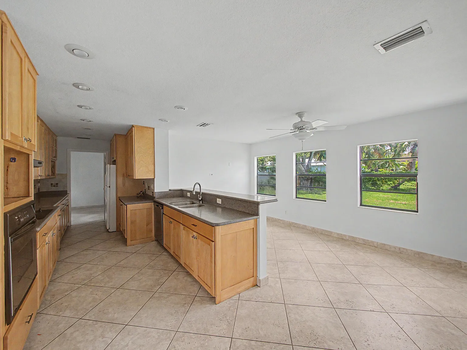3 bed, 2.0 bath, 1717 sqft, $2,400 — Photo 4