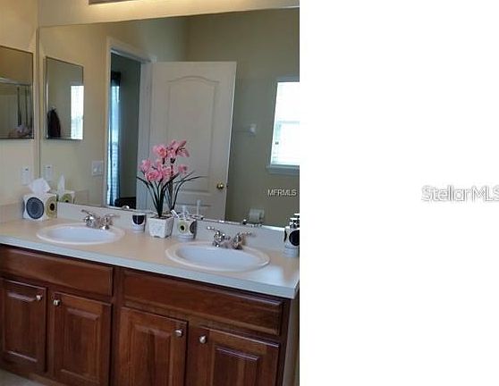 4th image of 781 Hacienda Cir