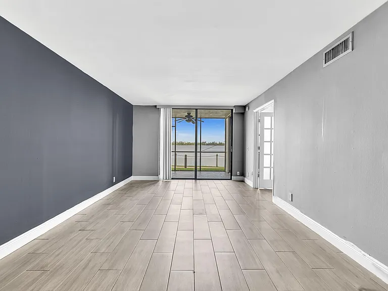 109 Lake Emerald Dr #108 — Photo 18