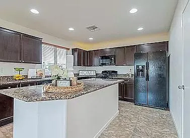 3 bed, 3.5 bath, 2020 sqft, $2,250 — Photo 4