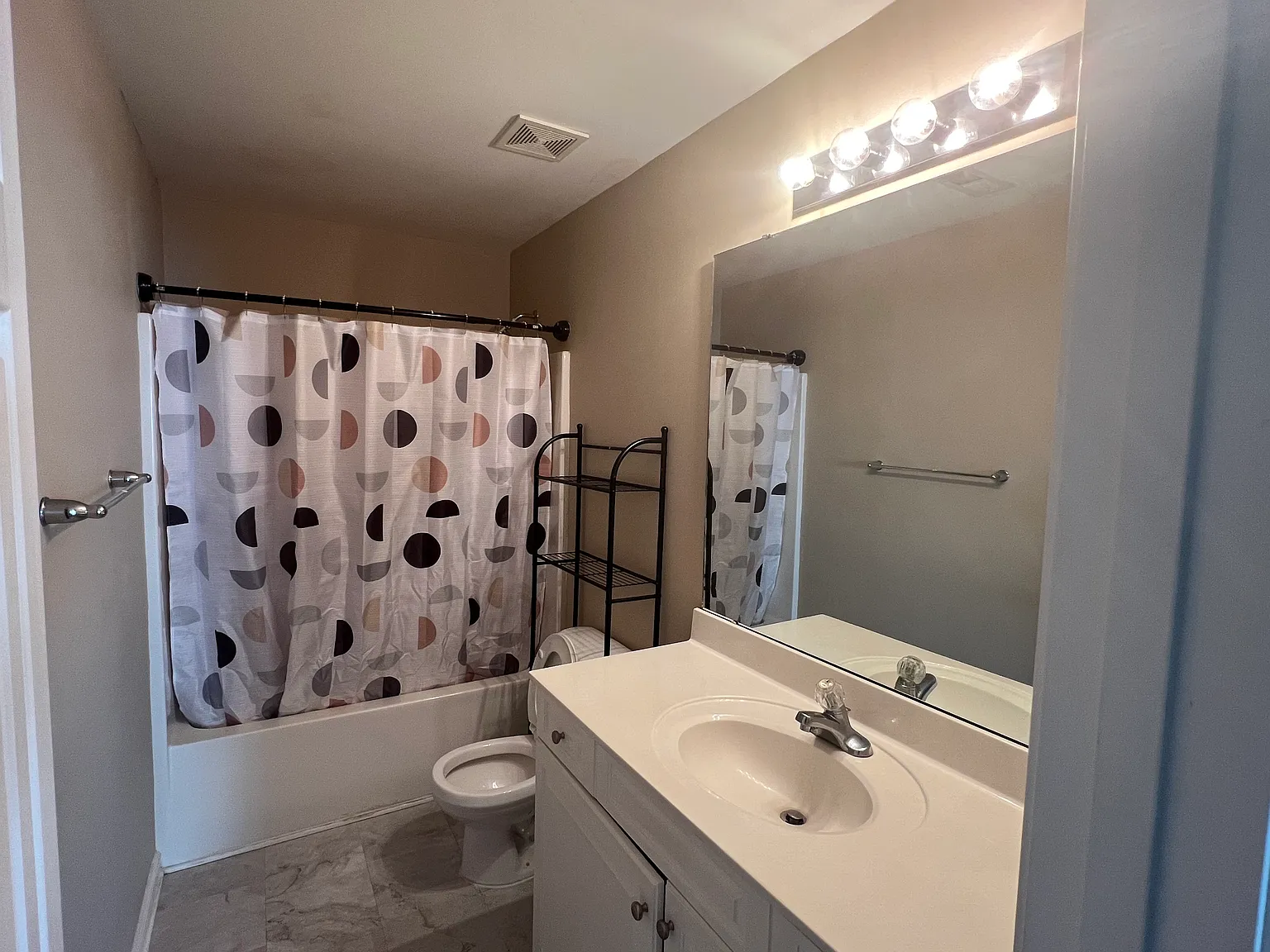 3 bed, 2.5 bath, 2437 sqft, $2,300 — Photo 4