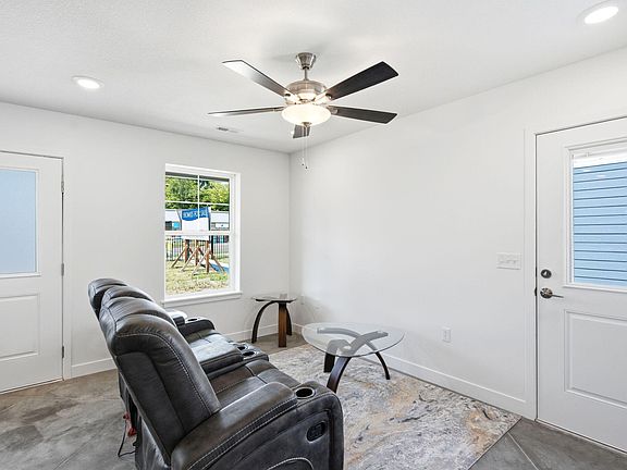 3rd image of 600 N Providence Rd #100