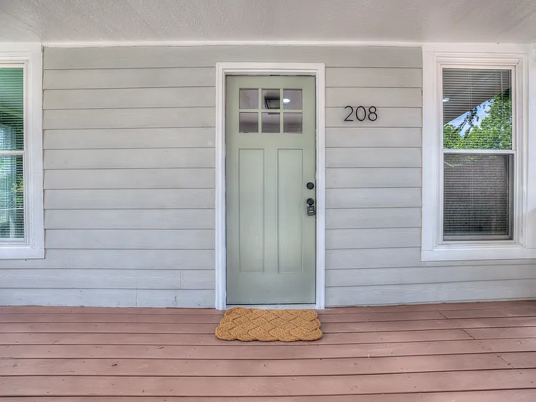 208 E Carson St — Photo 5