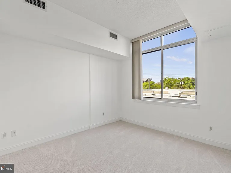 1020 N Highland St #221 — Photo 9