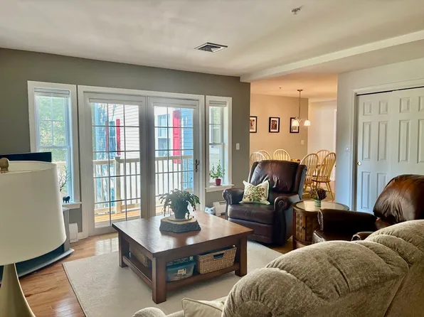 34 Meeting House Ln APT 209, Stow, MA 01775