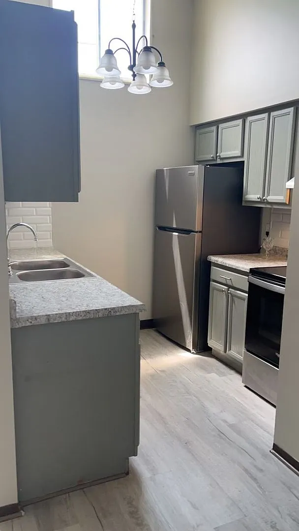 805 Kerns Dr NE APT C photo 1