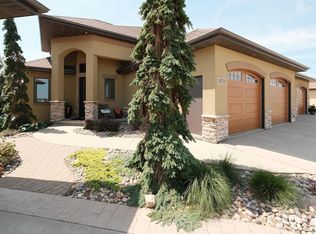 1073 Teres View Dr, Sioux Center, IA 51250