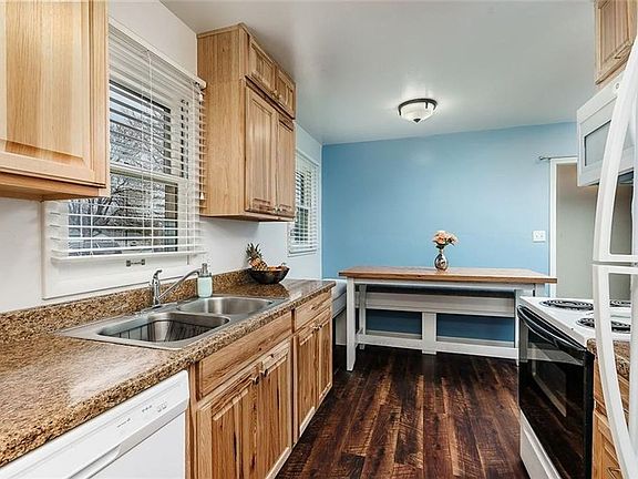 3rd image of 1204 Lynn Ave