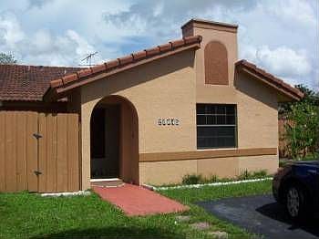 1st image of 20045 E Oakmont Cir