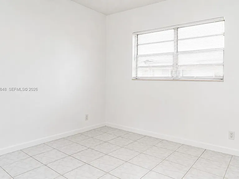 411 SE 10th St #1 — Photo 33