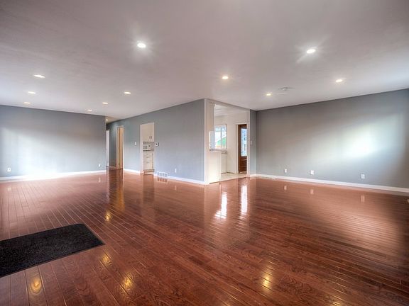 3rd image of 126 L St NE