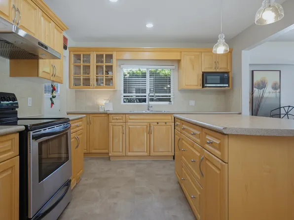 942 Porter St, Coquitlam, BC V3J 5C2